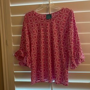 Great, washable top. Geometric pattern. Sleeve 17” from shoulder. 28” to hem.